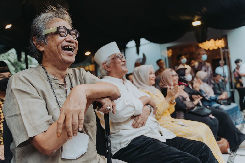 Butet Kartaredjasa duduk di samping Gus Mus sebelum membacakan puisi karya Gus Mus dalam pameran Lanskap Gus Mus di OHD Museum, Magelang, Jawa Tengah, Sabtu (11/3/2023).