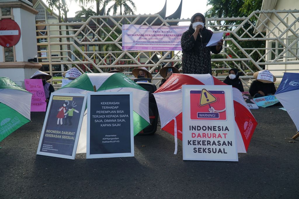 Direktur Women Crisis Center Nurani Perempuan Rahmi Meri Yenti membacakan dalam aksi damai antikekerasan seksual terhadap perempuan dan anak yang digelar Jaringan Peduli Perempuan Sumatera Barat di Jalan Jenderal Sudirman depan Kantor Gubernur Sumatera, Padang, Sumatera Barat, Kamis (25/11/2021). 