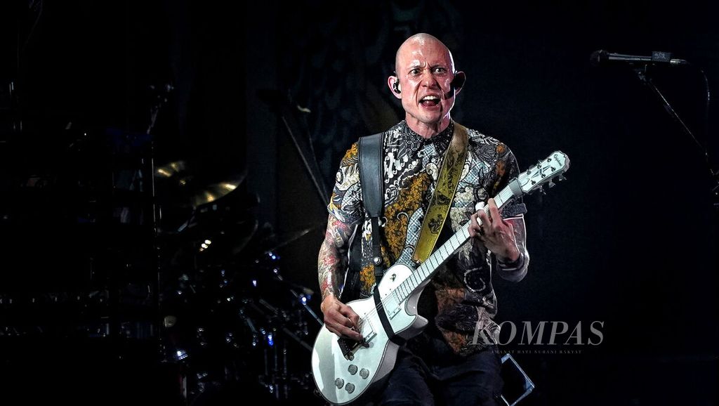 Vokalis band Trivium, Matt Heavy, mengenakan kemeja batik saat tampil di Hammersonic Festival 2023 di Jakarta International E-Prix Circuit, Ancol, Jakarta Utara, Minggu (19/3/2023).  