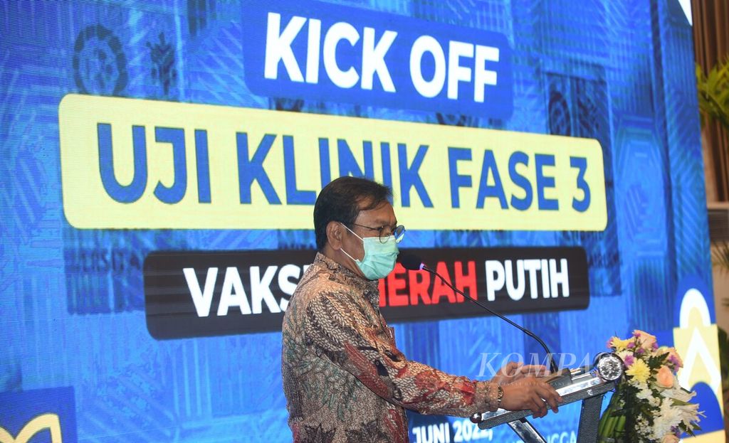 Ketua Peneliti Vaksin Merah Putih Fedik Abdul Rantam memberi sambutan saat Kick Off Uji Klinik Fase 3 Vaksin Merah Putih di Aula Fakultas Kedokteran Kampus A Universitas Airlangga, Kota Surabaya, Jawa Timur, Senin (27/6/2022). Vaksin Merah Putih merupakan karya Universitas Airlangga dan PT Biotis Pharmaceuticals Indonesia. Badan Pengawas Obat dan Makanan (BPOM) menyetujui pelaksanaan uji klinik vaksin Merah Putih lanjut ke fase 3. Pada fase 3 ada 4.005 subyek yang disiapkan untuk mengikuti penelitian, dibagi dalam tiga kelompok yakni kelompok kontrol dan dua kelompok perlakuan. Uji klinis direncanakan akan berlangsung enam bulan.