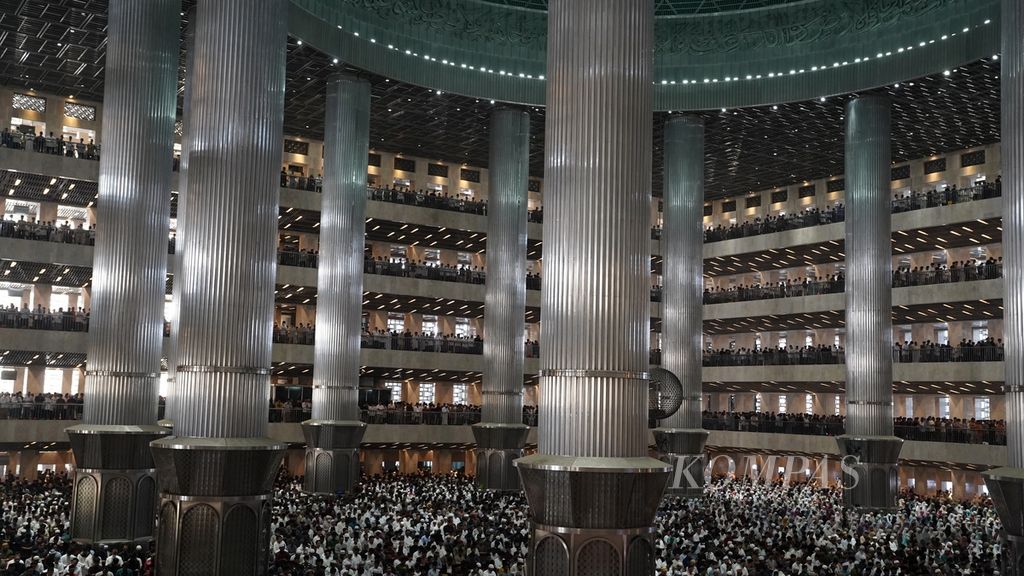 Umat Islam menjalankan shalat Idul Fitri 1444 Hijriah di Masjid Istiqlal, Jakarta Pusat, Sabtu (22/4/2023). KOMPAS/AGUS SUSANTO (AGS) 22-4-2023