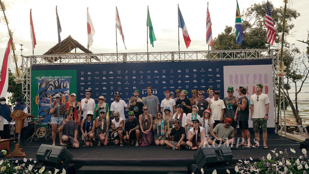 Peselancar berfoto bersama dalam Pembukaan Liga Selancar Dunia, World Surf League, di Pantai Plengkung alias G-Land, Taman Nasional Alas Purwo, Banyuwangi, Jawa Timur, Jumat (27/5/2022). Pantai Plengkung  akan menjadi tempat berlangsungnya Liga Selancar Dunia yang akan diikuti 24 peselancar putra dan 12 peselancar putri pada 28 Mei-6 Juni 2022.