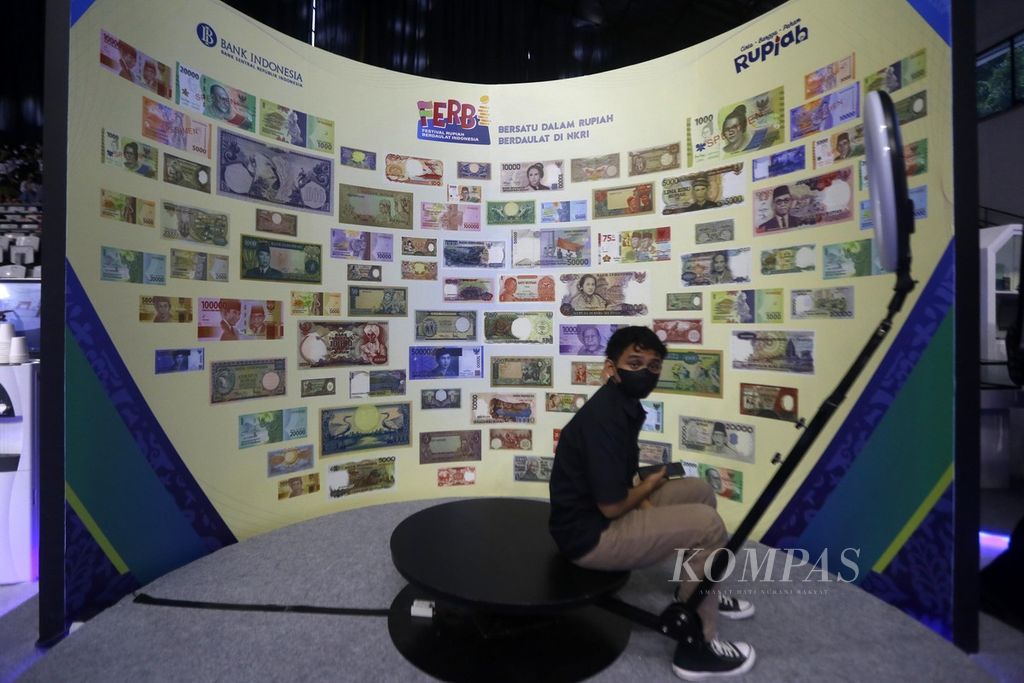 Deretan uang kertas rupiah yang pernah diterbitkan Bank Indonesia dipertunjukkan saat Festival Rupiah Berdaulat di GOR Basket Gelora Bung Karno, Senayan, Jakarta, Jumat (19/8/2022). Dalam festival yang bertujuan  meningkatkan literasi masyarakat tentang peran rupiah dalam sejarah bangsa ini juga diperlihatkan uang rupiah kertas emisi tahun 2022. 