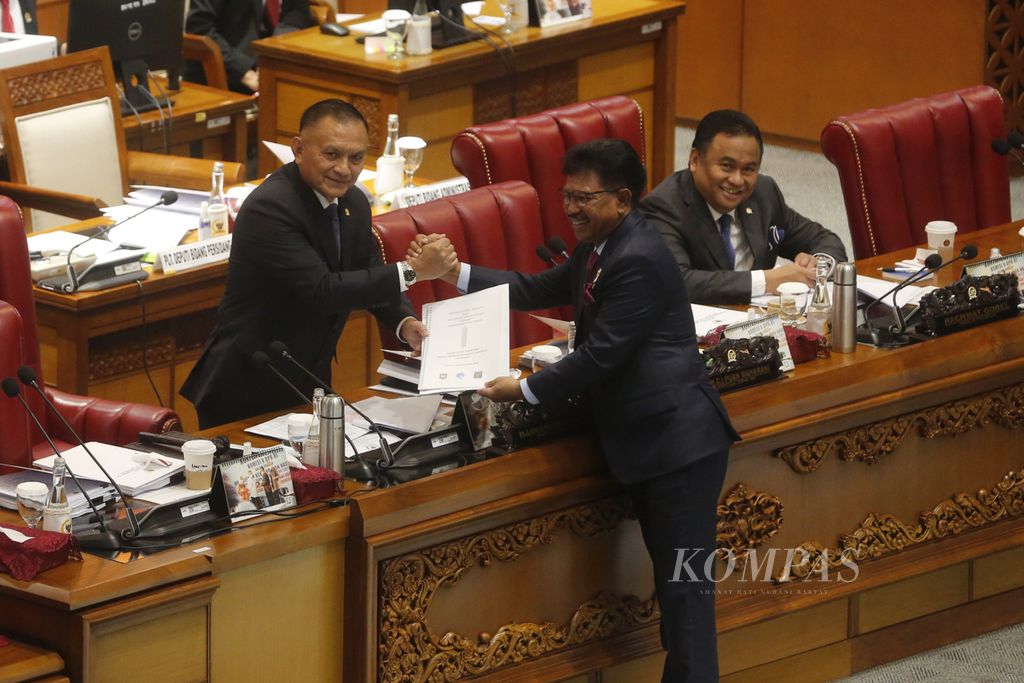 Menteri Komunikasi dan Informatika Johnny G Plate (kanan) menyerahkan pandangan pemerintah terkait Rancangan Undang-Undang Pelindungan Data Pribadi (RUU PDP) kepada Wakil Ketua DPR Lodewijk F Paulus dalam rapat paripurna di Kompleks Parlemen, Senayan, Jakarta, Selasa (20/9/2022). DPR menyetujui RUU PDP disahkan menjadi UU.