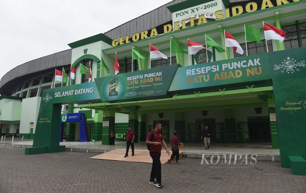 Paspampres mengecek lokasi acara Peringatan Satu Abad Nahdlatul Ulama (NU) di Kompleks Stadion Gelora Delta, Sidoarjo, Jawa Timur, Jumat (3/2/2023). Puncak Satu Abad NU jatuh pada 7 Februari 2023 di Sidoarjo. Satu juta warga NU diprediksi hadir pada acara itu. Puncak acara akan dihadiri Presiden Joko Widodo dan Wakil Presiden Ma'ruf Amin. 