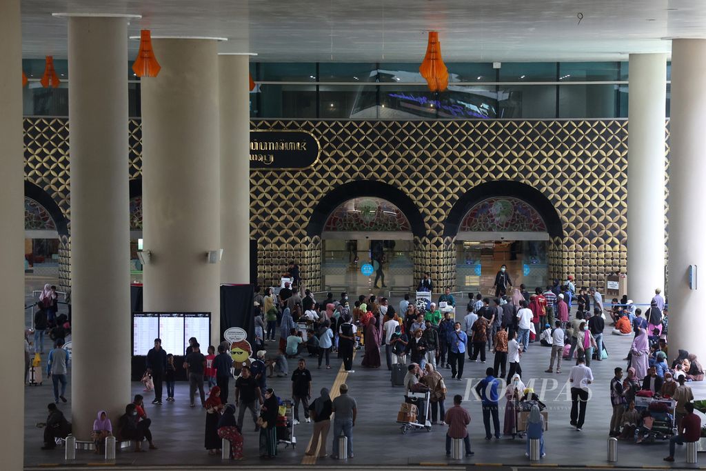 Families await the arrival of their family members who are Indonesian Migrant Workers abroad who return home via Yogyakarta International Airport, Kulon Progo, DI Yogyakarta, Monday (17/4/2023).