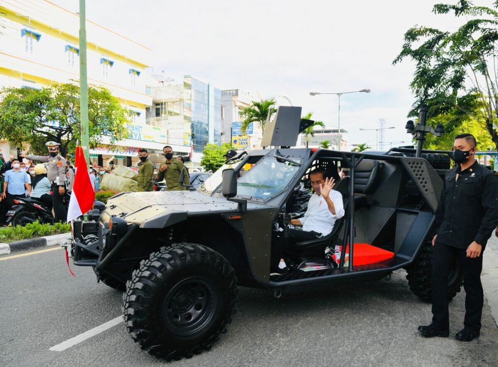 Presiden Joko Widodo menggunakan rantis dalam kunjungan kerjanya di Tarakan, Kalimantan Utara, Selasa (19/10/2021). Rantis digunakan dengan gembira karena hasil rakitan dalam negeri dan telah diproduksi secara massal.