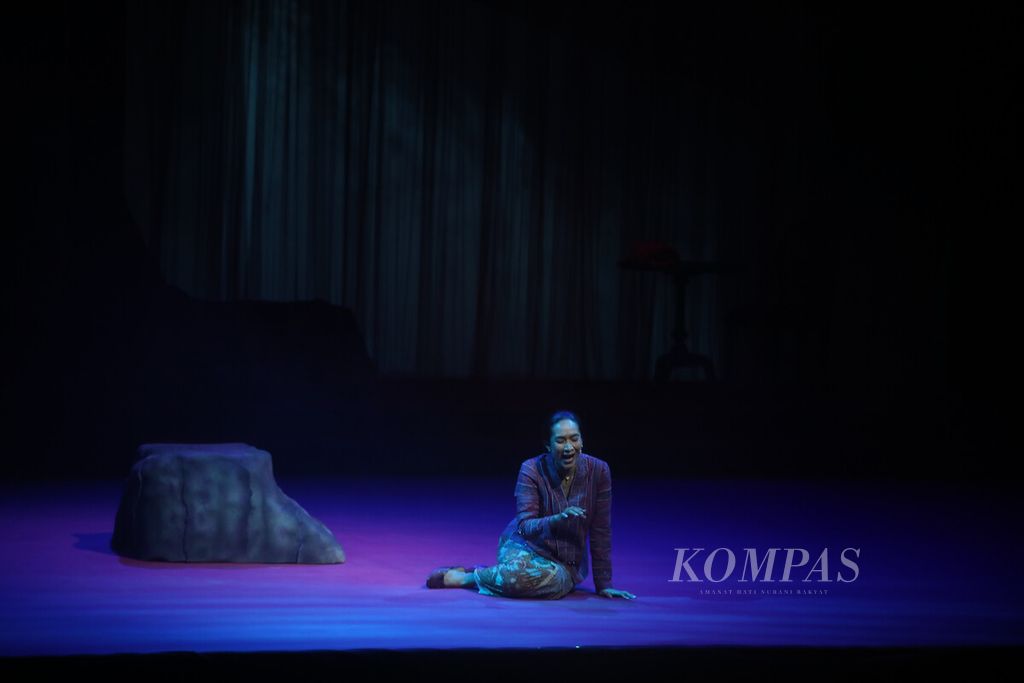 Pementasan teater musikal monolog Inggit Garnasih di Ciputra Artpreneur, Jakarta, Kamis (19/5/2022). Monolog Happy Salma dalam teater musikal Inggit Garnasih ini terinspirasi dari roman <i>Kuantar ke Gerbang</i> karya Ramadhan KH yang mengeksplorasi lapisan-lapisan emosi yang dirasakan oleh Inggit selama 20 tahun menjalani pernikahan dengan Soekarno. 