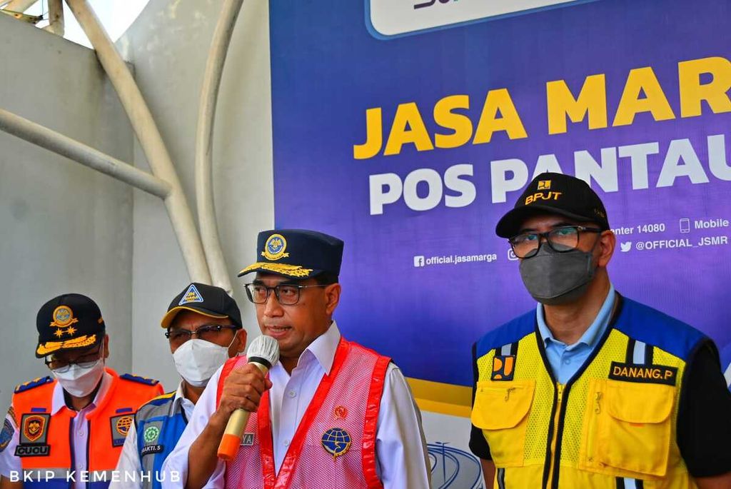 Menteri Perhubungan Budi Karya Sumadi (ketiga dari kiri) saat meninjau kondisi arus balik di Gerbang Tol Cikampek Utama Km 70, Jawa Barat, Minggu (8/5/2022). 