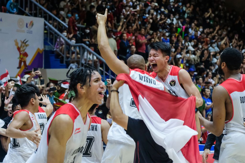 Pemain timnas basket Indonesia berselebrasi seusai meraih emas pertama kali dalam sejarah keikutsertaan SEA Games Vietnam 2021 di Thanh Tri Indoor Stadium, Hanoi, pada Minggu (22/5/2022).