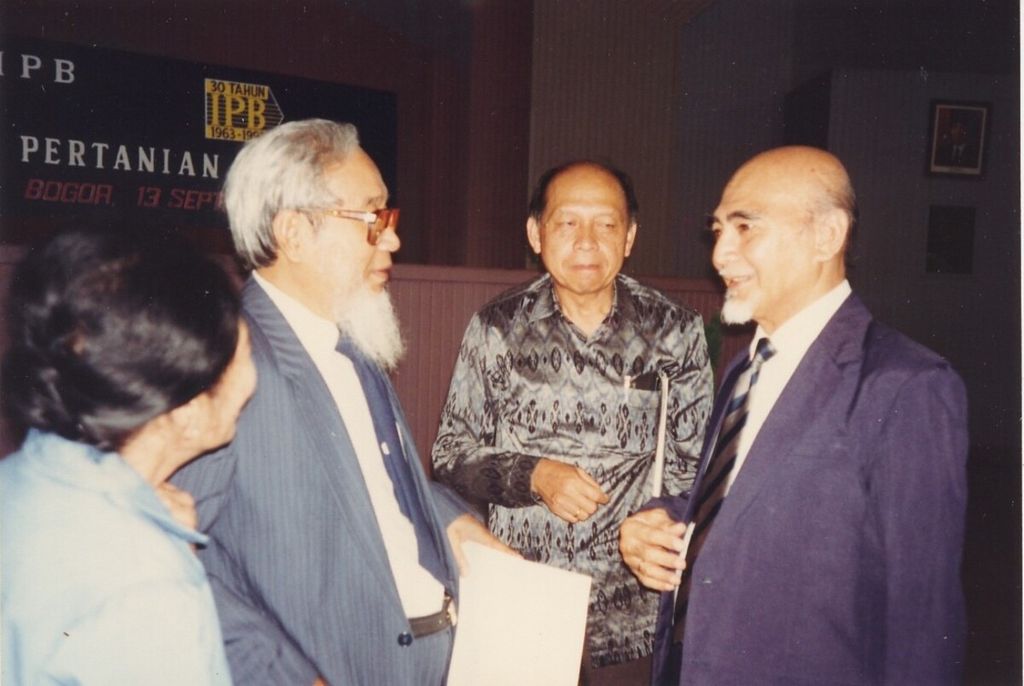 Prof. Sajogyo dan Prof. Sediono MP Tjondronegoro dalam acara Dies Natalis IPB ke-30, di kampus Darmaga, 1993