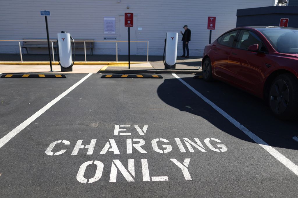 Stasiun Tesla Supercharger kosong pada 15 Februari 2023 di Corte Madera, California, AS. Perusahaan mobil listrik Tesla bermitra dengan pemerintah federal AS untuk memperluas infrastruktur pengisian kendaraan listrik di Amerika Serikat. Tesla mengumumkan rencana untuk membuka sekitar 7.500 Supercharger Tesla di negara itu untuk semua merek kendaraan listrik pada akhir tahun 2024.