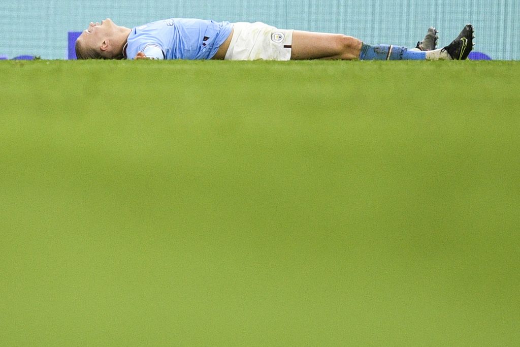 Penyerang Manchester City Erling Haaland melakukan selebrasi setelah mencetak gol ketiga dalam pertandingan perempat final Piala FA antara Manchester City dan Burnley di Stadion Etihad, Manchester, Sabtu (18/3/2023).