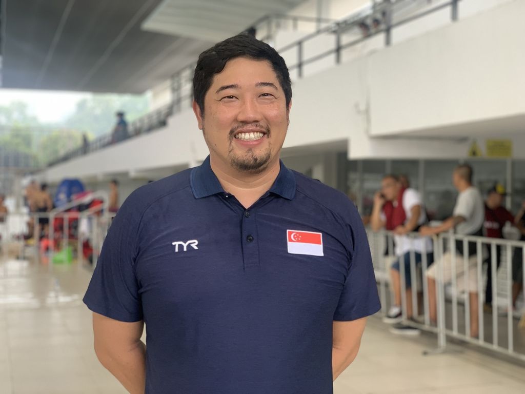 Manajer tim nasional renang Singapura, Gary Tan, pada hari pertama uji tanding tim renang Indonesia melawan tim nasional Singapura di Stadion Akuatik Gelora Bung Karno, Jakarta, Sabtu (28/1/2023).