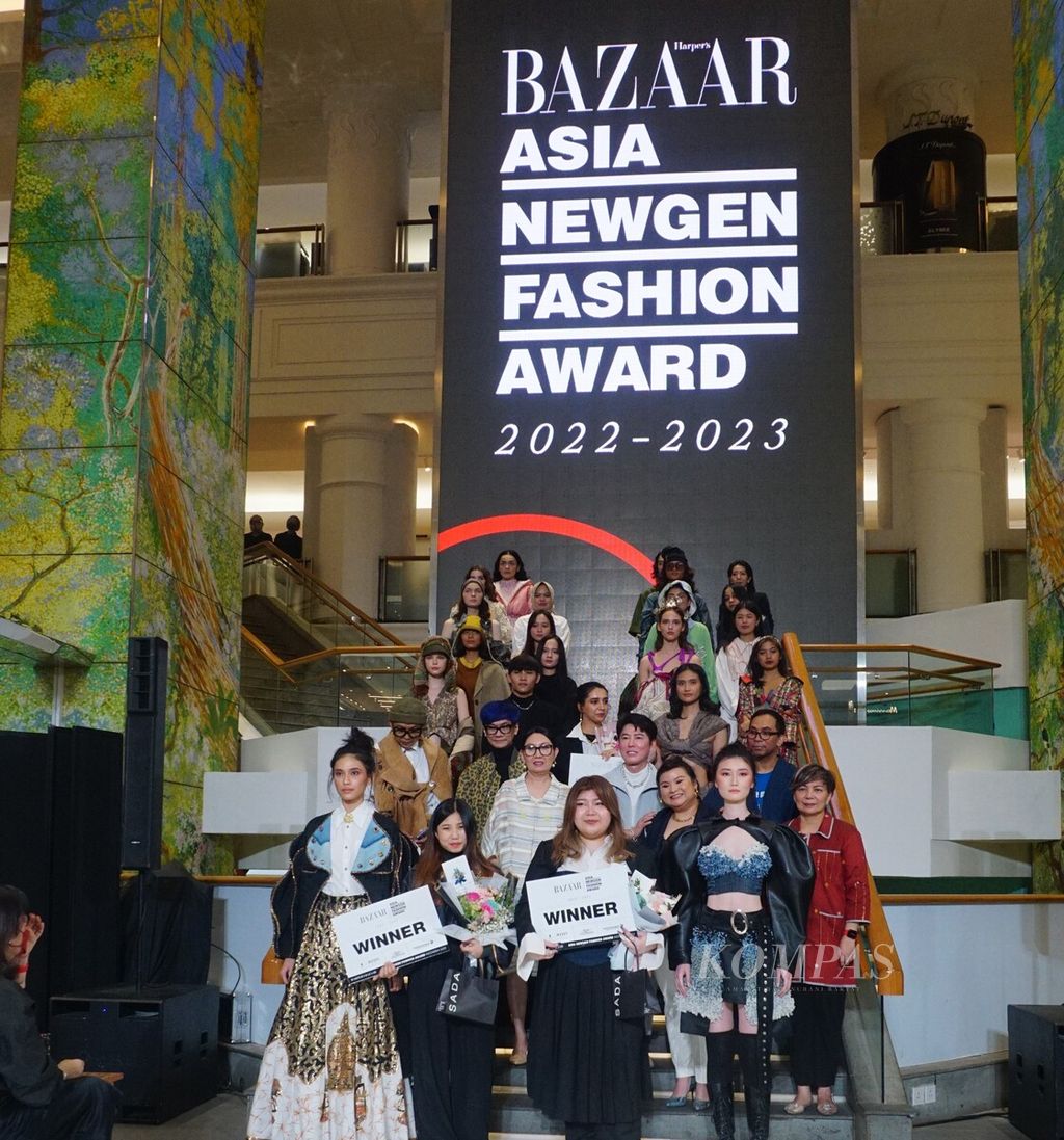 Geralda Amira Pribadi dan Daciadhia Phoebehana (membawa tulisan <i>winner</i>), dua pemenang Asia NewGen Fashion Award Indonesia 2023 yang diadakan oleh Harpers Bazaar Indonesia. Pengumuman diadakan Selasa (4/4/2023) di Jakarta.