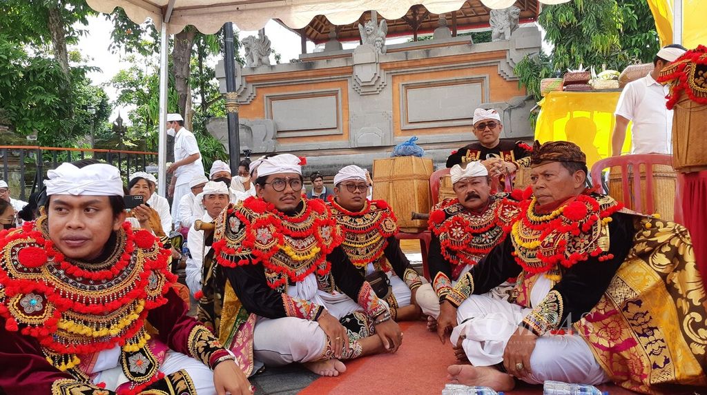 Seniman turut mengisi rangkaian upacara Tawur Tilem Kesanga yang digelar di area Catus Pata Catur Muka, Kota Denpasar, Bali, Selasa (21/3/2023). Tampak pula Wali Kota Denpasar I Gusti Ngurah Jaya Negara (belakang) yang akan ikut menari dalam upacara itu. Upacara Tawur Tilem Kesanga digelar satu hari sebelum hari suci Nyepi.