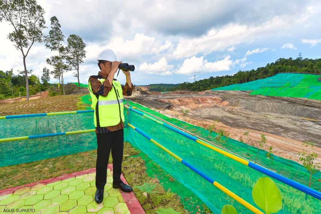 Presiden Joko Widodo meninjau proyek Jalan Tol Ibu Kota Nusantara, di Segmen 3B, Ruas KKT Kariangau-Simpang Tempadung, Kota Balikpapan, Kalimantan Timur, Rabu (22/2/2023). Proses pengerjaan baru 6 persen saat ini karena terhambat pembebasan lahan,