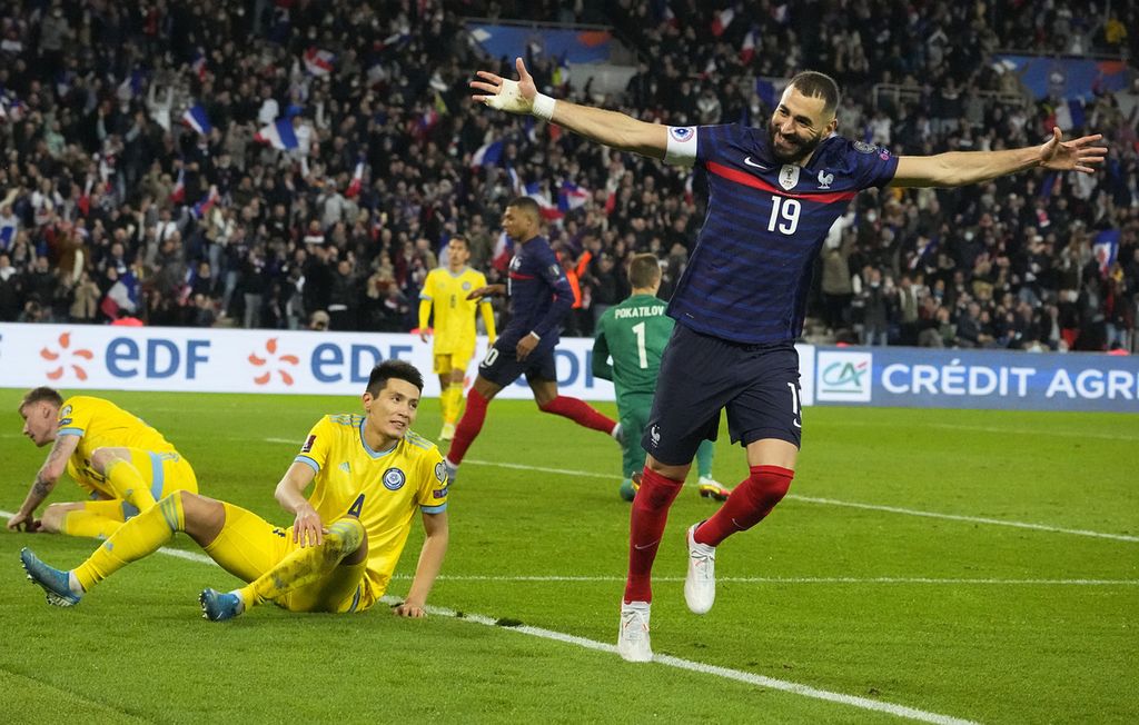 Penyerang Perancis, Karim Benzema, merayakan golnya ke gawang Kazakhstan pada laga kualifikasi Piala Dunia Qatar 2022 di Stadion Parc des Princes, Paris, Perancis, 13 November 2022.