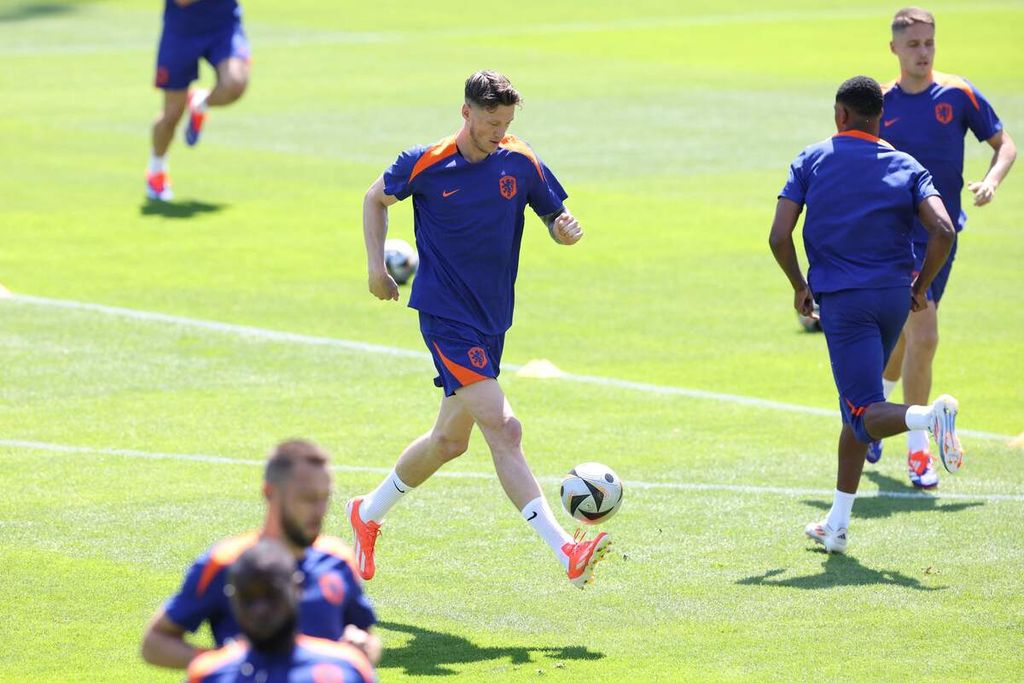 Pemain Belanda mengikuti sesi latihan di markas tim di Wolfsburg, Jerman, Selasa (9/7/2024). Belanda akan menghadapi Inggris dalam semifinal Piala Eropa 2024, Kamis (11/7/2024) dini hari WIB. 