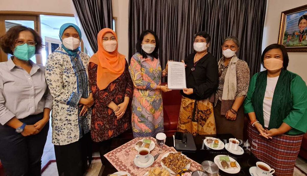 Menteri Pemberdayaan Perempuan dan Perlindungan Anak I Gusti Ayu Bintang Darmawati menerima masukan terkait RUU TPKS dari Jaringan Pembela Hak Perempuan Korban Kekerasan Seksual, Rabu (2/2/2022) malam. 