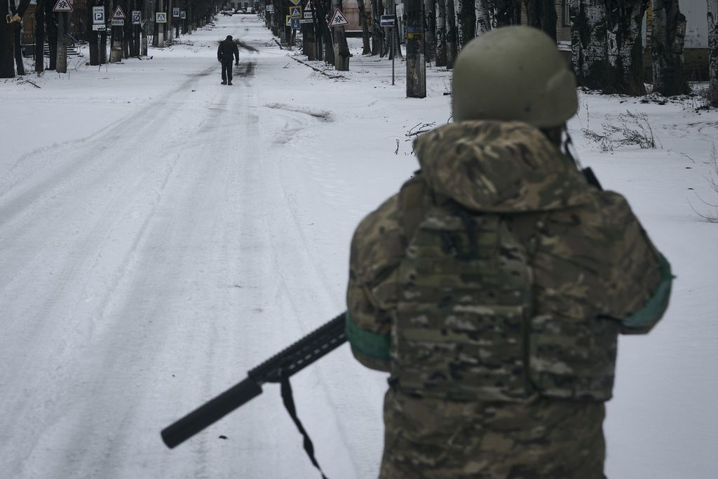 Tentara Ukraina di Bakhmut, Selasa (14/2/2023). Sejak 2022, Rusia berusaha merebut kota itu dan belum berhasil sampai sekarang.