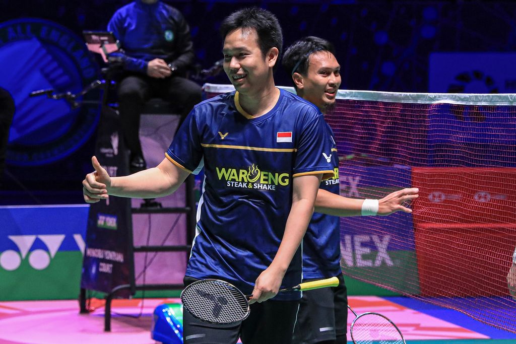 Hendra Setiawan (kiri)/Mohammad Ahsan akan berhadapan dengan Wang Chang/Liang Wei Keing (China) pada semifinal All England. Dalam perempat final di Utilita Arena Birmingham, Jumat (18/3/2023), mereka mengalahkan pasangan China lainnya, Liu Yu Chen/Ou Xuan Yi, 16-21, 21-19, 21-19.