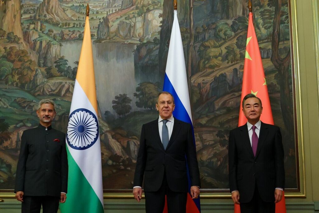 Menteri Luar Negeri Rusia, Sergei Lavrov (tengah), berpose bersama mitranya Menlu India Subrahmanyam Jaishankar (kiri) dan Menlu China Wang Yi saat menggelar pertemuan trilateral di sela-sela pertemuan tingkat menteri negara anggota Shanghai Cooperation Organization di Moskwa, 10 September 2020.