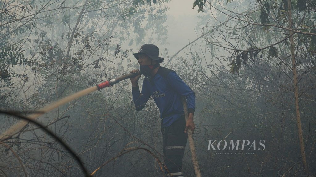 https://assetd.kompas.id/LOU7pwR-3NPcsUJ4Qn2rZs24adk=/1024x576/filters:watermark(https://cdn-content.kompas.id/umum/kompas_main_logo.png,-16p,-13p,0)/https%3A%2F%2Fkompas.id%2Fwp-content%2Fuploads%2F2019%2F08%2F20190813ido_AsapGambut3SILO.jpg