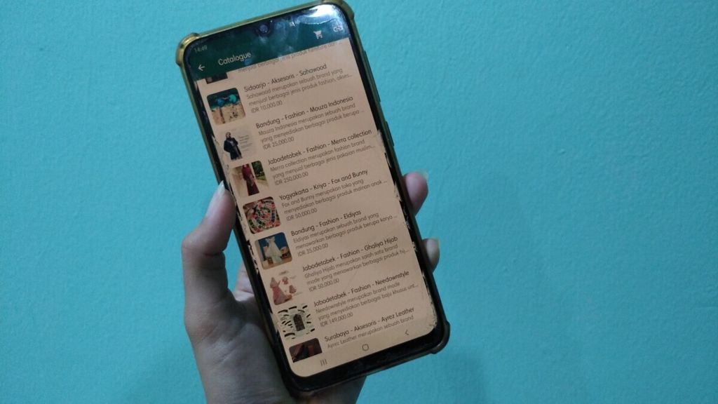 Tampilan katalog Whatsapp yang menyajikan beragam produk pelaku usaha mikro, kecil, dan menengah. Untuk mengakses katalog ini, pengunjung dapat mengeklik s.id/UKMJUWARA.