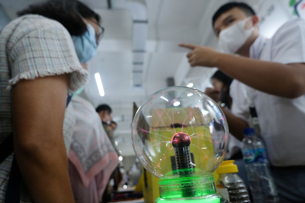 Mesin pembersih udara kotor yang mengandung bakteri dan debu buatan siswa dari SMA Narada dipamerkan di Gedung ICC, Cibinong Science Center, Bogor, Kamis (27/10/2022). Badan Riset dan Inovasi Nasional (BRIN) menggelar pameran riset dan invoasi dalam acara InaRI Expo 2022 dengan tema Digital, Blue, & Green Economy Digital, Blue, & Green Economy: Riset dan Inovasi untuk Kedaulatan Pangan dan Energi