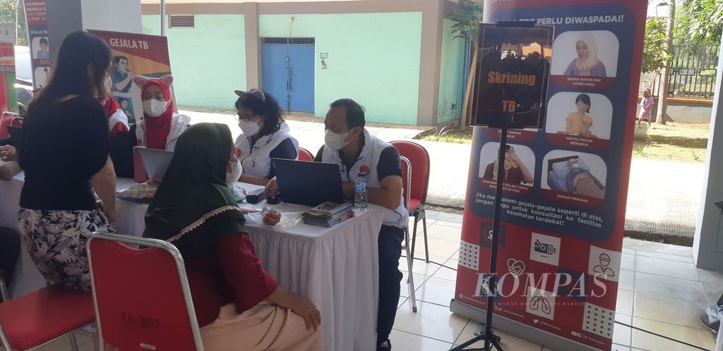 Kegiatan skrining TBC oleh puskesmas di Rusun Albo, Cakung Barat, Jakarta Timur, Selasa (21/3/2023).
