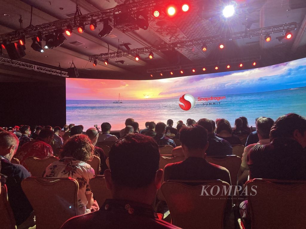 Acara konferensi teknologi Snapdragon Summit 2022 di Maui, Hawaii, AS, 15-16 November 2022. Dalam acara ini, perusahaan teknologi Qualcomm memperkenalkan sejumlah prosesor seluler generasi baru untuk ponsel, fokus pada AI, dan perangkat metaverse.