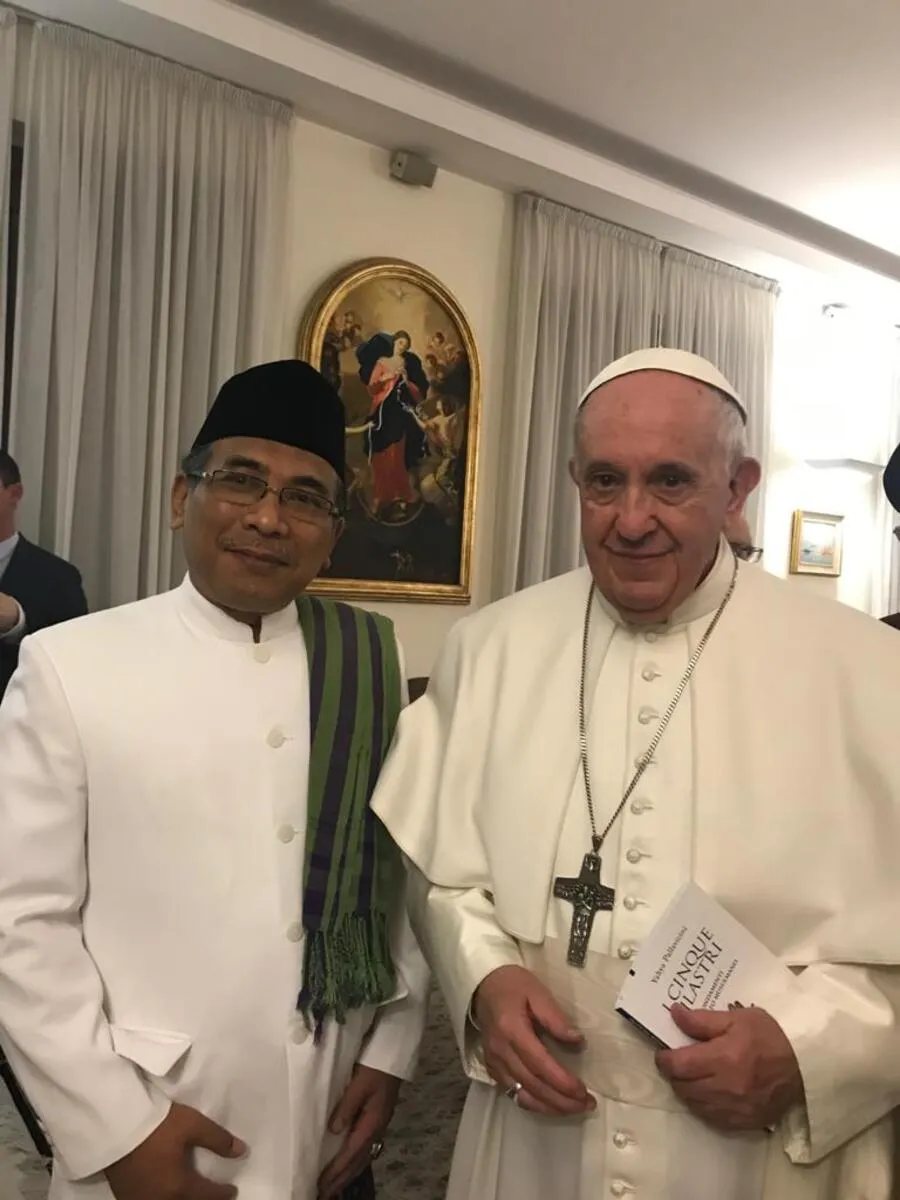 Katib Aam PBNU KH Yahya Cholil Staquf (kiri) bersama Paus Fransiskus (kanan) di sela audiensi di kediamannya, di Basilica, Vatikan, Rabu (15/1) malam.