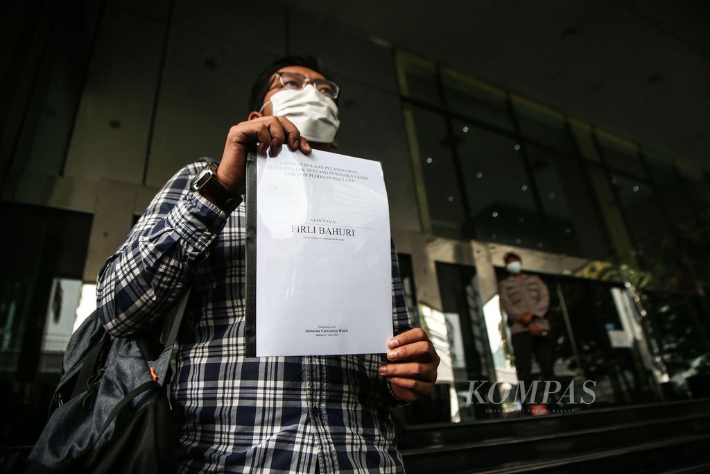 Peneliti Indonesia Corruption Watch (ICW), Kurnia Ramadhana, mendatangi Gedung Komisi Pemberantasan Korupsi (KPK) di Jakarta, Jumat (11/6/2021). ICW melaporkan Ketua KPK Firli Bahuri atas dugaan pelanggaran kode etik ke Dewan Pengawas KPK. 