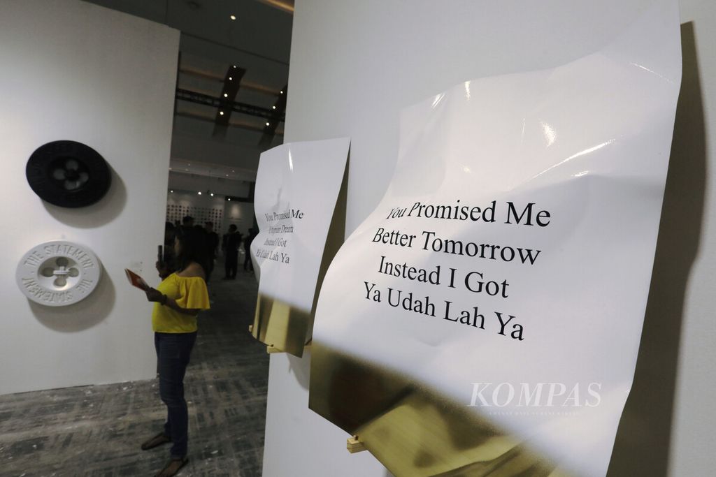 Pengunjung mengamati karya seni yang ditampilkan dalam pameran Art Jakarta di JI Expo Kemayoran, Jakarta, Jumat (4/10/2024). Art Jakarta 2024 adalah pameran seni utama yang menampilkan seni kontemporer dengan fokus jelas pada Asia Tenggara. Acara yang diadakan di pusat dinamis kawasan Jakarta ini mempertemukan galeri, seniman, kolektor, dan penggemar seni terkemuka. Art Jakarta menciptakan pijakan yang dinamis untuk pertukaran seni dan dialog budaya.