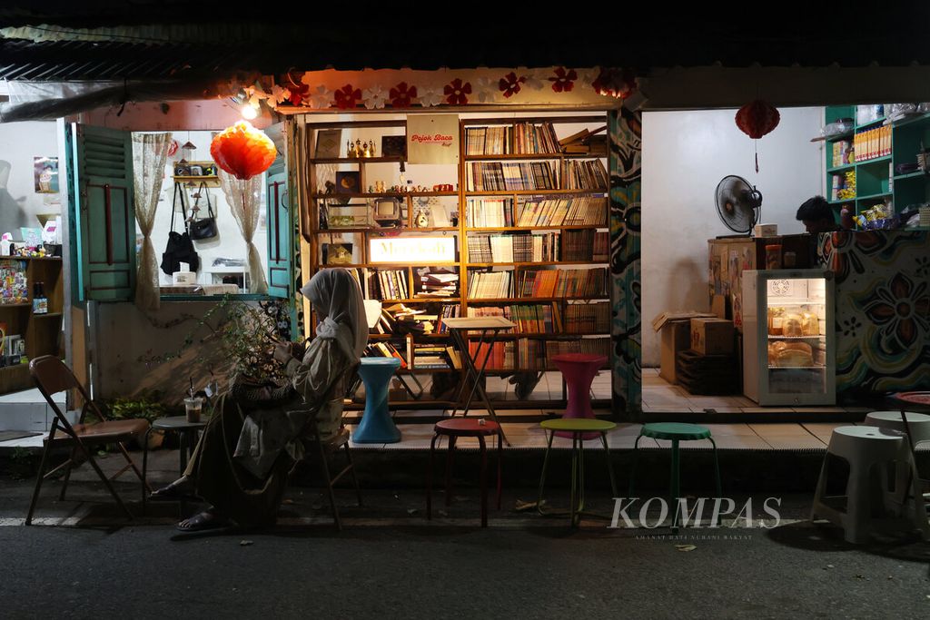 Sebuah kedai kopi dengan koleksi buku-bukunya di kawasan Stadion Diponegoro, Kota Semarang, Jawa Tengah, Senin (15/9/2025). 