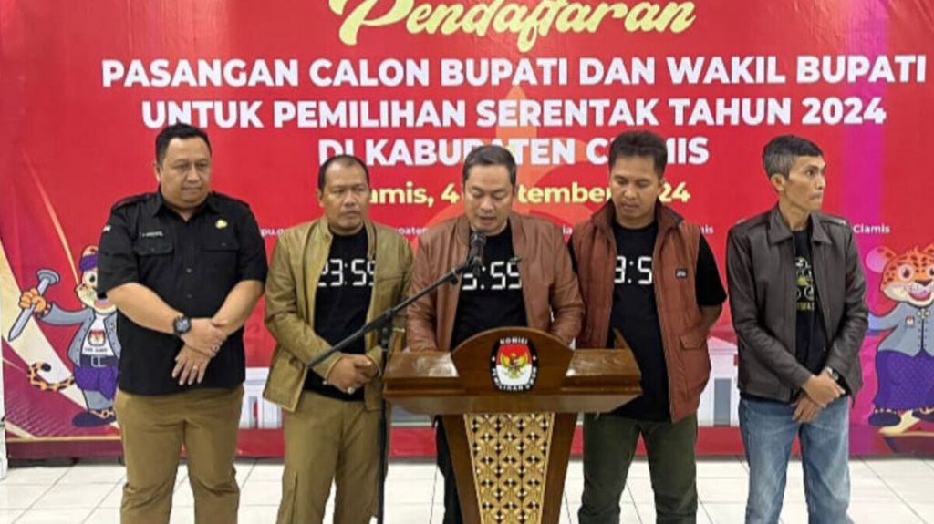 Para komisioner KPU Kabupaten Ciamis mengumumkan hasil pendaftaran ulang kandidat bupati dan wakil bupati Ciamis pada Rabu (4/9/2024). Pillkada Ciamis hanya diikuti satu pasangan calon, yakni Herdiat Sunarya-Yana D Putra.
