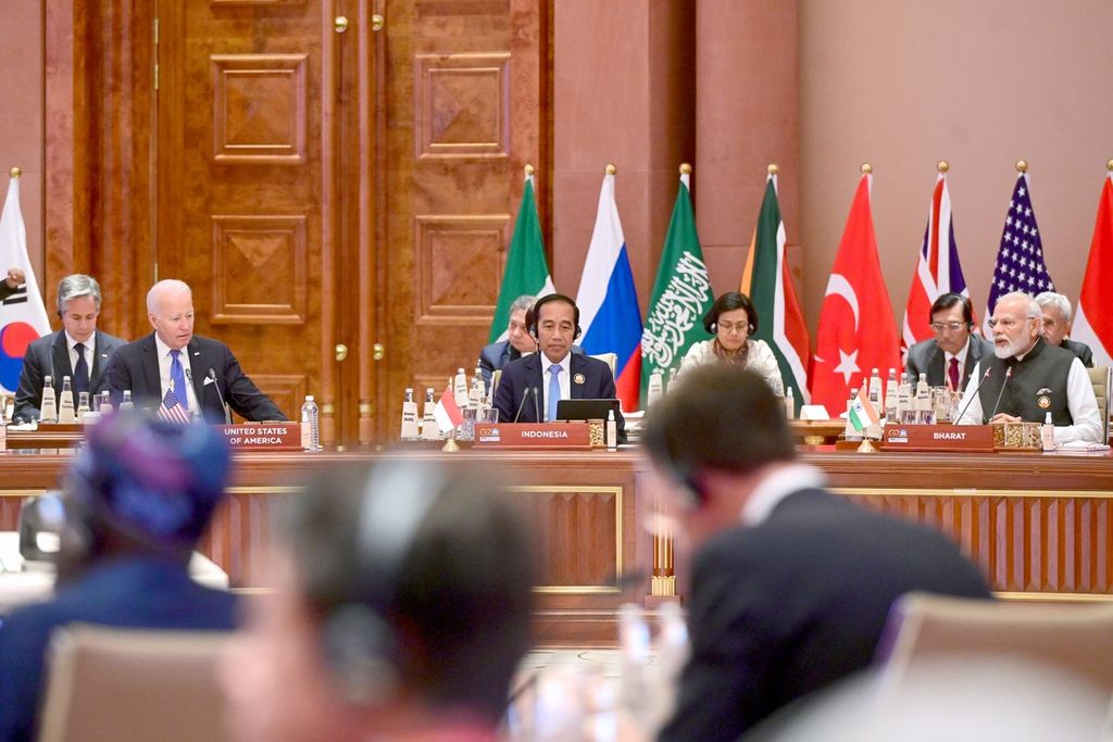 Presiden Joko Widodo saat mengikuti sesi kedua Konferensi Tingkat Tinggi (KTT) G20 India yang digelar di Bharat Mandapam, IECC, Pragati Maidan, New Delhi, India, Sabtu (9/9/2023).