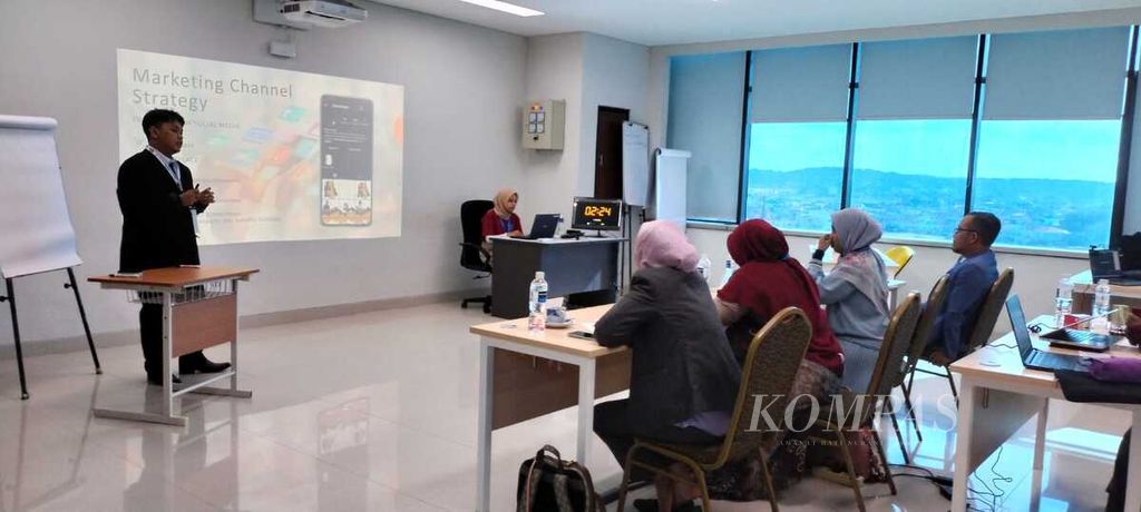 Salah satu mahasiswa politeknik diuji para juri di bidang lomba prestasi bisnis di kompetisi International Business Administration Competition (IBAC) yang berlangsung di Politeknik Negeri Batam pada 9-10 Agustus 2023. Kompetisi ini untuk membuat pendidikan administrasi bisnis tetap relevan dengan dunia kerja.