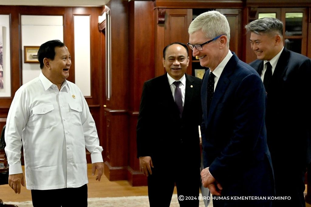 CEO Apple Tim Cook menemui Menteri Pertahanan Prabowo Subianto di Kementerian Pertahanan, Jakarta, Rabu (17/4/2024). Sebelumnya, di hari yang sama, Cook menemui Presiden Joko Widodo di Istana Kepresidenan, Jakarta. Apple akan membangun empat akademi, yakni di Bali, Batam, Surabaya, dan Tangerang Selatan. Nilai total investasi mencapai Rp 1,6 triliun.