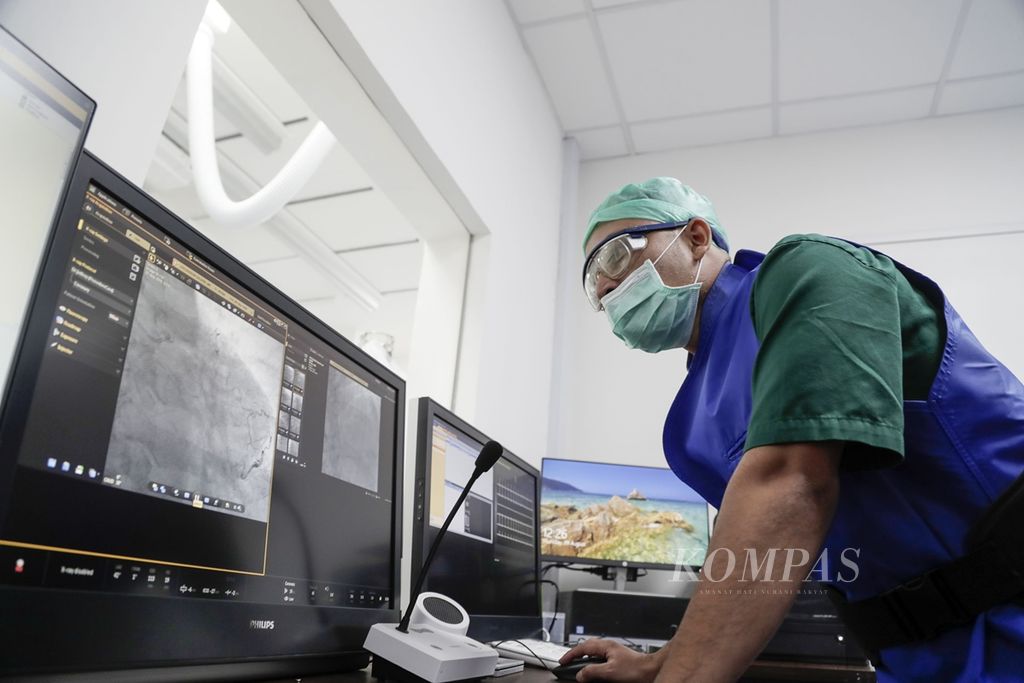 Dokter spesialis jantung melakukan proses <i>primary percutaneous coronary intervention</i> (PPCI), yaitu tindakan membuka sumbatan pada pembuluh darah koroner pada pasien di ruang kateterisasi Rumah Sakit Jantung Diagram, Cinere, Depok, Jawa Barat, Kamis (29/8/2019). Riset Kesehatan Dasar 2018 mencatat, penyakit jantung koroner menjadi penyebab kematian utama setelah stroke dan hipertensi. 