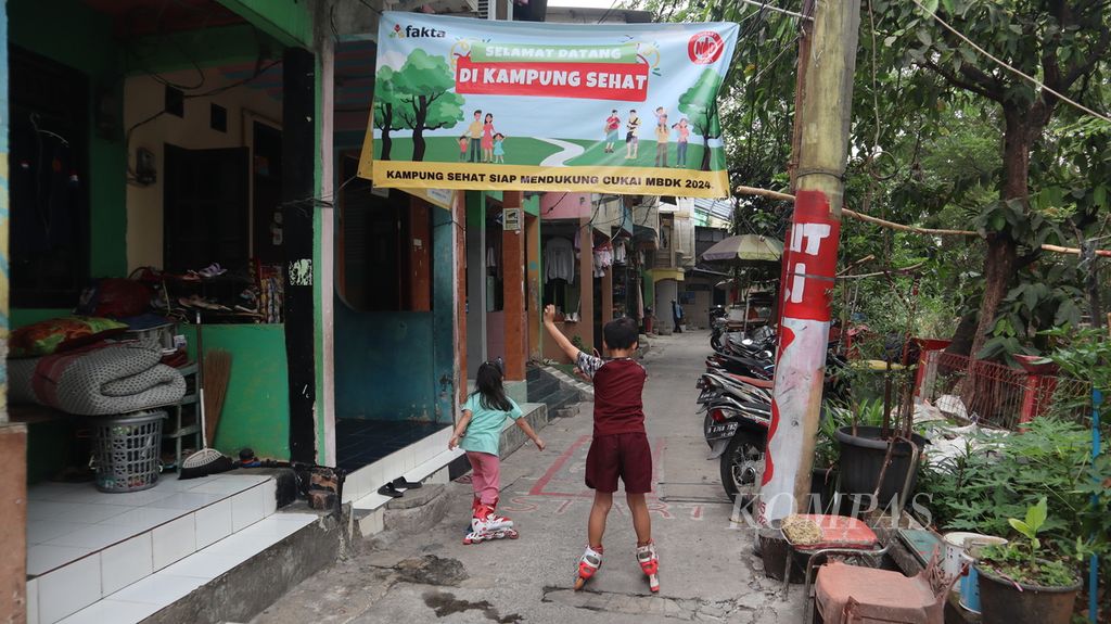 Anak-anak bermain di Kampung Tanpa Rokok Penas Tanggul di Kelurahan Cipinang Besar Selatan, Kecamatan Jatinegara, Jakarta Timur, Selasa (24/10/2023).