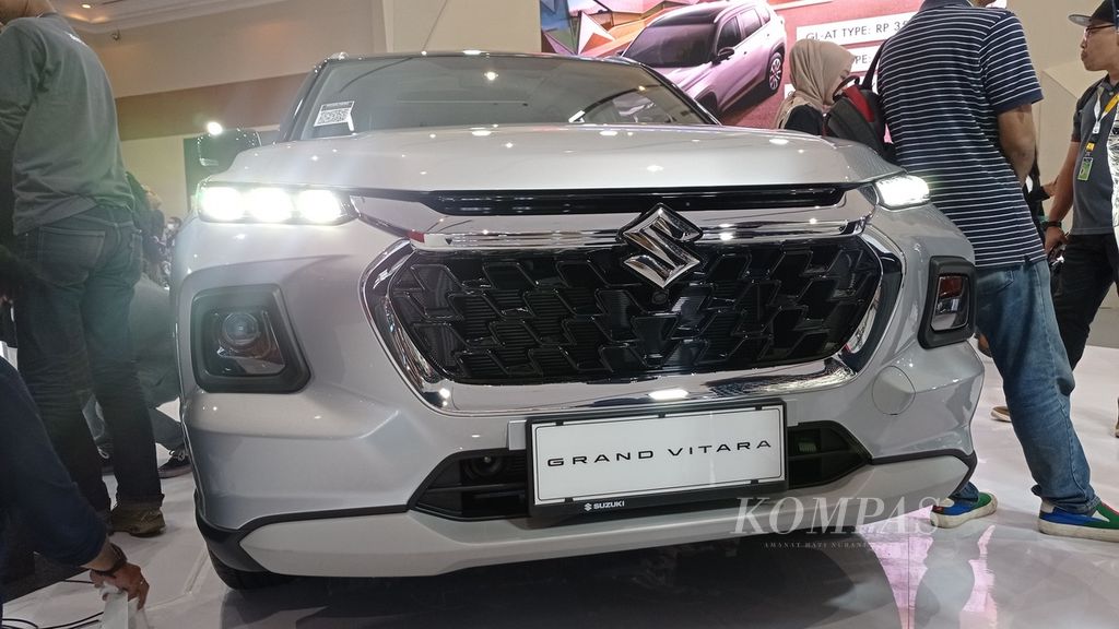 Suzuki Grand Vitara terbaru dipajang pada Gaikindo Jakarta Auto Week 2023 di Jakarta Convention Center, Senayan, Jumat (10/3/2023).
