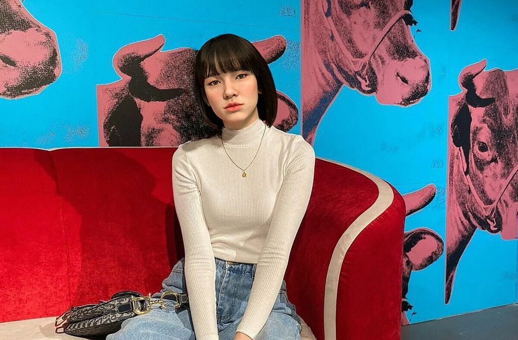 Gambar selebaran yang dirilis pada 28 Oktober 2021 oleh agensi pemengaruh (<i>influencer</i>) SIA Bangkok ini menunjukkan pemengaruh digital<i></i>Thailand, Ailynn. Fenomena global karakter fiksi mengaburkan batas antara dunia maya dan dunia nyata seiring dengan terbentuknya pijakan di pasar pemengaruh bernilai miliaran dollar  ASyang menguntungkan, dengan tren semakin banyaknya pemengaruh virtual ”<i>made in</i> Thailand” yang menjanjikan untuk tetap muda dan awet muda selamanya. 