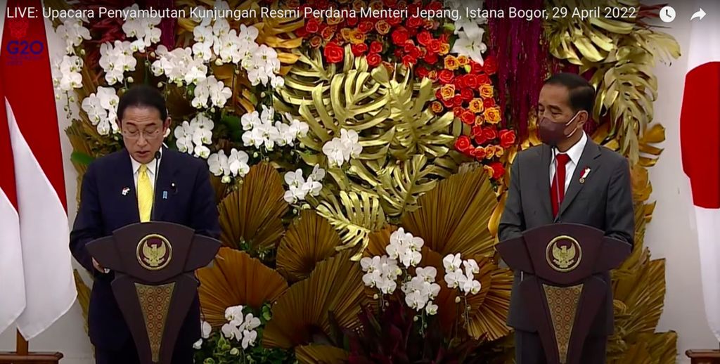 President Joko Widodo and Japanese Prime Minister Fumio Kishida in a press statement after a bilateral meeting that took place at the Bogor Presidential Palace, West Java, Friday (29/4/2022).
