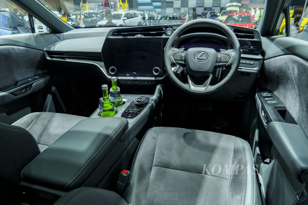 Kabin depan All New Lexus RZ 450e bertenaga listrik yang diperkenalkan dalam pameran Gaikindo Jakarta Auto Week di JCC Senayan, Jumat (10/3/2023). 