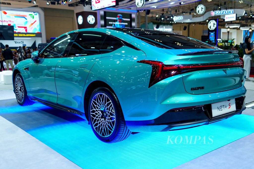 Buritan mobil listrik Neta S yang dipamerkan pada GIIAS 2023 di ICE BSD, Kabupaten Tangerang, Banten, Kamis (10/8/2023).
