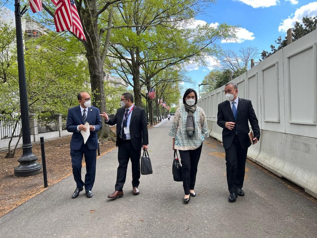 Menteri Keuangan Sri Mulyani Indrawati bersama staf dan Duta Besar Republik Indonesia untuk Amerika Serikat (AS) Rosan Roeslani (paling kiri) berjalan menuju tempat pertemuan bilateral dengan Menteri Keuangan AS Janet Yellen di Washington DC, AS pada pekan ketiga April 2022.