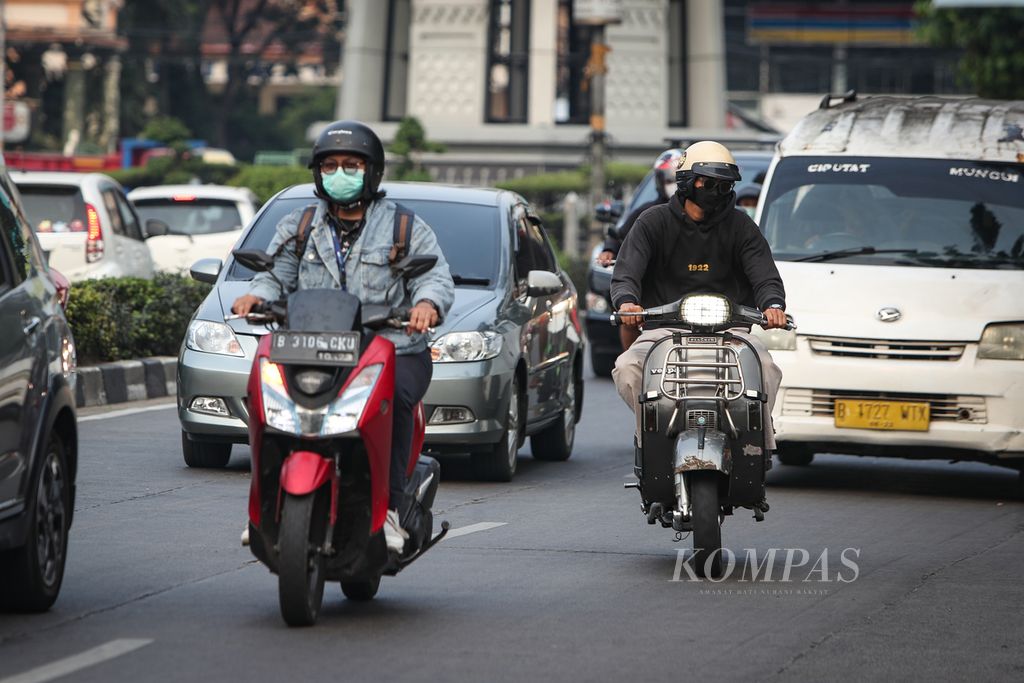 Pengendara sepeda motor mengenakan masker saat berkendara di Jalan Pamulang Raya, Tangerang Selatan, Banten, Rabu (23/8/2023). Menurut data IQAir, indeks kualitas udara di Tangerang Selatan pada pukul 15.00 menunjukkan angka 175 atau berada pada tingkat polusi udara yang tidak sehat. Sebagian warga mengenakan masker untuk melindungi diri dari polusi udara. 