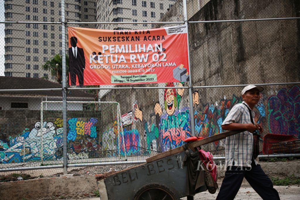 Spanduk ajakan bagi warga setempat untuk turut mensukseskan pemilihan ketua RW 02, kelurahan Grogol Utara, Kebayoran Lama, Jakarta Selatan, Jumat (2/9/2022). SERIAL URBAN KOMING